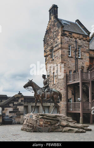 Statue équestre du Maréchal Earl Haig situé en dehors de l'hôpital au Musée National de la guerre, dans le château d'Édimbourg, Écosse, Royaume-Uni Banque D'Images