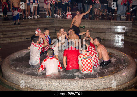 ZAGREB, CROATIE - JUILLET 11 fans de football après le match de la Croatie contre l'Angleterre de la Coupe du Monde FIFA 2018 la Russie dans les fontaines de Manduševac sur Ba Banque D'Images