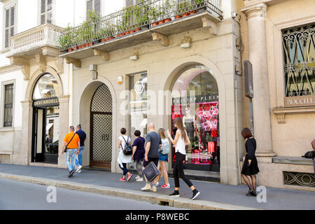 Via Montenapoleone, la rue commerçante de luxe Milano : avec la plupart des marques de mode célèbres, dans une journée ensoleillée Banque D'Images