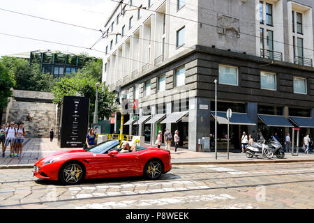 Via Manzoni, Milano : luxe rue commerçante avec la plupart des marques de mode célèbres, dans une journée ensoleillée Banque D'Images