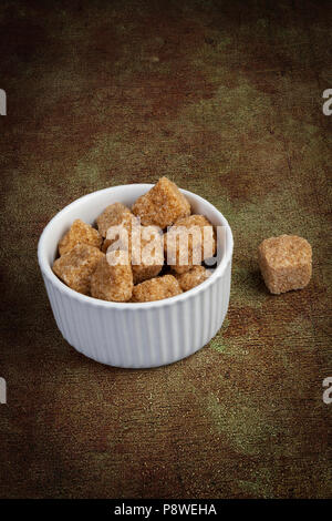 Brown Sugar cubes dans un bol en céramique Banque D'Images