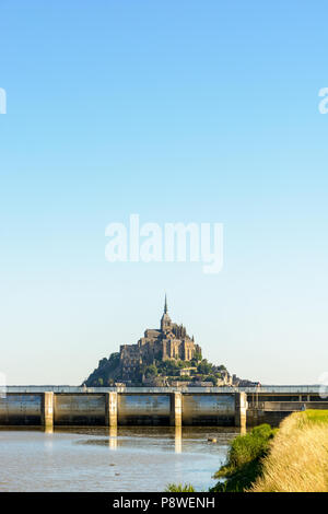 Le barrage hydraulique sur la rivière le Couesnon, mis en service en 2009, est la partie principale de la programme de dragage de la baie du Mont Saint-Michel. Banque D'Images