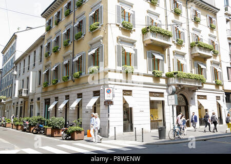 Via Montenapoleone, la rue commerçante de luxe Milano : avec la plupart des marques de mode célèbres, dans une journée ensoleillée Banque D'Images