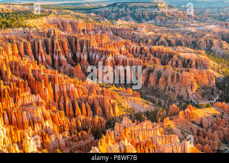 Lever du soleil à Inspiration Point dans le Parc National de Bryce Canyon dans l'Utah. Banque D'Images