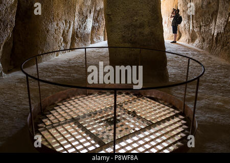 Antequera, Espagne - Juillet 10th, 2018 : Visiteur prend des photos à l'intérieur chambre des dolmens de Menga, Antequera, Espagne Banque D'Images