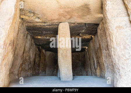 Antequera, Espagne - Juillet 10th, 2018 : Dolmen de Menga, chambre d'Antequera. Premier pilier orthostat Banque D'Images