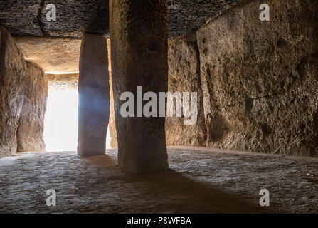 Antequera, Espagne - Juillet 10th, 2018 : Dolmen de Menga, chambre d'Antequera. Les rayons du soleil entrant à couloir Banque D'Images