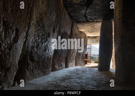 Antequera, Espagne - Juillet 10th, 2018 : Dolmen de Menga, Antequera. Chambre intérieure se dirigeant à Pena de Los Enamorados mountain Banque D'Images