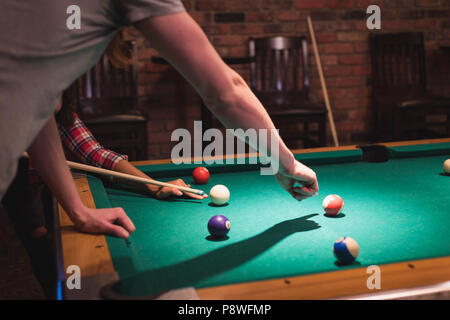 Couple playing billards dans le club Banque D'Images