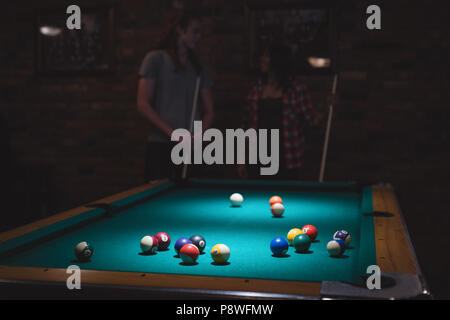 Couple playing billards dans le club Banque D'Images