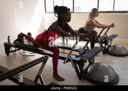 Deux femmes l'exercice sur machine pour étirements Banque D'Images