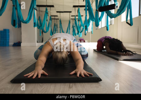 Deux femmes d'effectuer l'exercice de yoga Banque D'Images