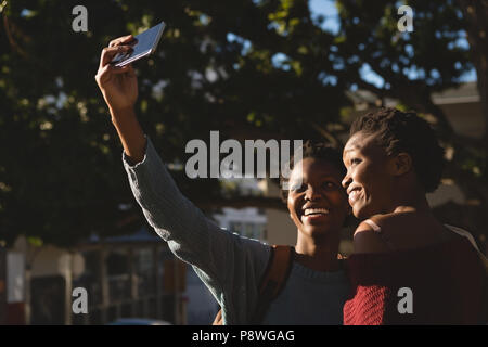 Frères et sœurs jumeaux selfies en tenant avec téléphone mobile Banque D'Images
