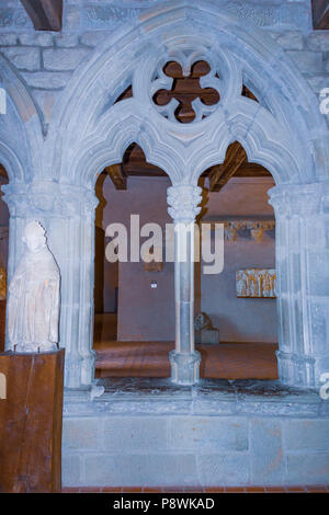 La Cité médiévale de Carcassonne, département français de l'Aude, l'Occitanie, région de France. La salle des arcades à l'intérieur de la Chateau Comtal, les fenêtres t Banque D'Images