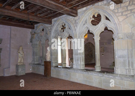 La Cité médiévale de Carcassonne, département français de l'Aude, l'Occitanie, région de France. La salle des arcades à l'intérieur de la Chateau Comtal, les fenêtres t Banque D'Images