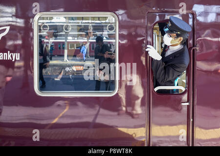 Le pilote du moteur sur un train pour la ligne de chemin de fer Hankyu Kobe. C'est l'une des trois lignes de trains de banlieue dans la région de Kobe Osaka. Banque D'Images