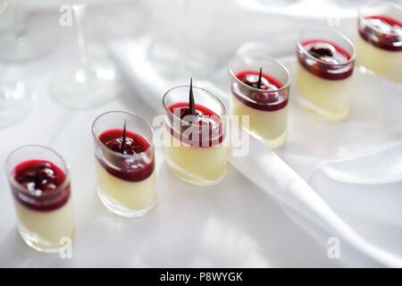 Délicieux dessert de fromage à la crème avec garniture cerise servi dans un pot Banque D'Images