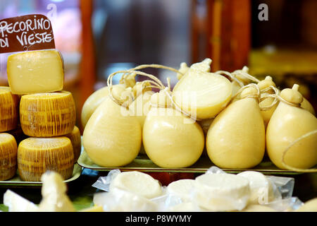 Grand choix de fromages sur le marché fermier typiquement italien Banque D'Images