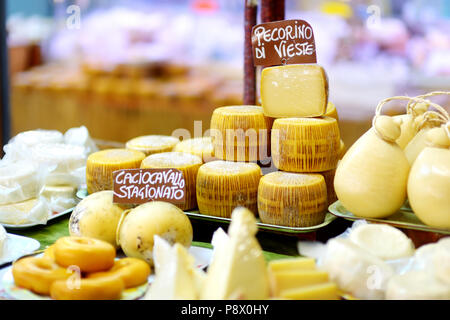 Grand choix de fromages sur le marché fermier typiquement italien Banque D'Images