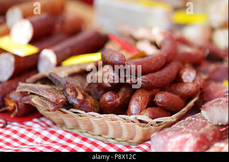 Sélection d'un assortiment de saucisses faites maison sur un marché de producteurs à Vilnius Banque D'Images