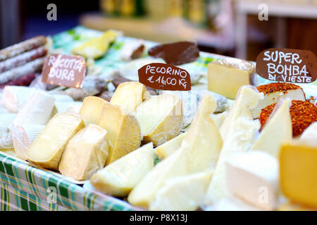 Grand choix de fromages sur le marché fermier typiquement italien Banque D'Images