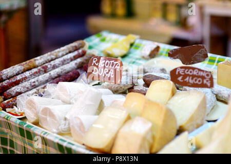 Grand choix de fromages sur le marché fermier typiquement italien Banque D'Images