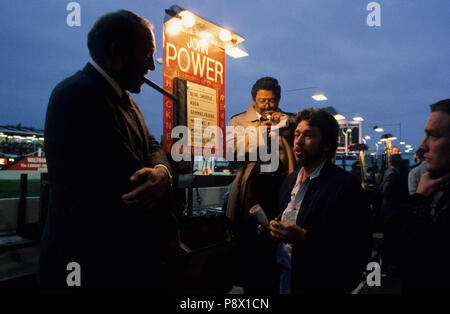 La lumière des bookmakers comme ils prennent les cigares paris de parieurs à Walthamstow course de chiens lors d'une soirée. La piste de course fermée en 2008 Banque D'Images