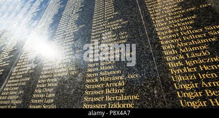 Monument aux victimes juives, tués par le régime nazi dans la cour de la synagogue de Budapest, Hongrie Banque D'Images