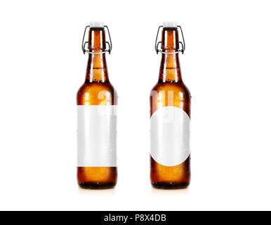 Bouteille de bière vide immersive sans étiquette, stand isolés. Boissons alcool claire botle mock up with clipping path. Fiole de bière froide et humide avant modèle vi Banque D'Images