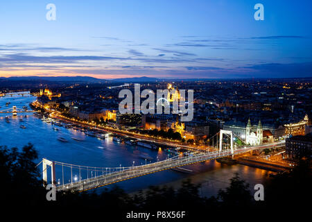 L'avis de pont Erzsebet sur le Danube dans la nuit à Budapest, Hongrie Banque D'Images