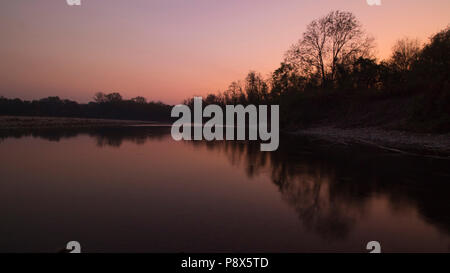 Réflexion sur le coucher du soleil de feu rouge river, en Italie. Banque D'Images