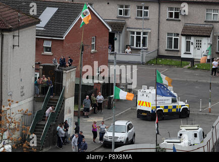 Faire des recherches dans le PSNI zone Bogside de Londonderry, à la suite de la sixième Nuit du désordre dans la ville. Photo date : vendredi 13 juillet 2018. Les jeunes de la ville Bogside ont jeté des cocktails Molotov sur les policiers et les véhicules qui passent au hasard et aussi allumé un feu sur un pont principal.Voir l'histoire des défilés. ULSTER PA Crédit photo doit se lire : Brian Lawless/PA Wire Banque D'Images