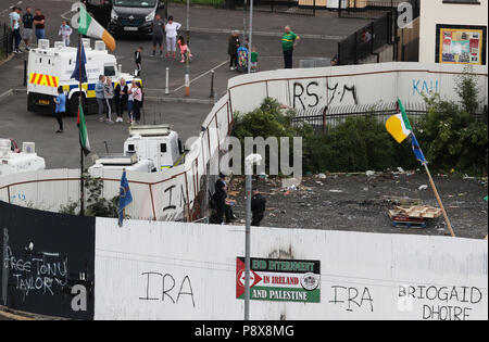 Faire des recherches dans le PSNI zone Bogside de Londonderry, à la suite de la sixième Nuit du désordre dans la ville. Photo date : vendredi 13 juillet 2018. Les jeunes de la ville Bogside ont jeté des cocktails Molotov sur les policiers et les véhicules qui passent au hasard et aussi allumé un feu sur un pont principal.Voir l'histoire des défilés. ULSTER PA Crédit photo doit se lire : Brian Lawless/PA Wire Banque D'Images