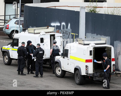 Faire des recherches dans le PSNI zone Bogside de Londonderry, à la suite de la sixième Nuit du désordre dans la ville. Photo date : vendredi 13 juillet 2018. Les jeunes de la ville Bogside ont jeté des cocktails Molotov sur les policiers et les véhicules qui passent au hasard et aussi allumé un feu sur un pont principal.Voir l'histoire des défilés. ULSTER PA Crédit photo doit se lire : Brian Lawless/PA Wire Banque D'Images