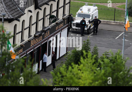 Faire des recherches dans le PSNI zone Bogside de Londonderry, à la suite de la sixième Nuit du désordre dans la ville. Photo date : vendredi 13 juillet 2018. Les jeunes de la ville Bogside ont jeté des cocktails Molotov sur les policiers et les véhicules qui passent au hasard et aussi allumé un feu sur un pont principal.Voir l'histoire des défilés. ULSTER PA Crédit photo doit se lire : Brian Lawless/PA Wire Banque D'Images