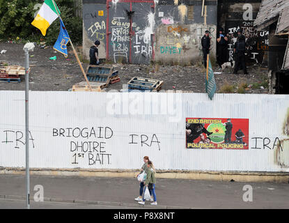 Faire des recherches dans le PSNI zone Bogside de Londonderry, à la suite de la sixième Nuit du désordre dans la ville. Photo date : vendredi 13 juillet 2018. Les jeunes de la ville Bogside ont jeté des cocktails Molotov sur les policiers et les véhicules qui passent au hasard et aussi allumé un feu sur un pont principal.Voir l'histoire des défilés. ULSTER PA Crédit photo doit se lire : Brian Lawless/PA Wire Banque D'Images