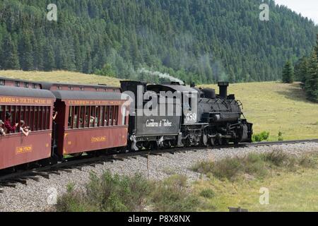 Moteur à vapeur restauré 489 sur le Cumbres et étroit chemin de fer panoramique toltèque l'indicateur de charge lorsque le train de tours à travers la merveilleuse nature dans la nouvelle suite logicielle Mexi Banque D'Images