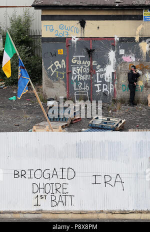 Faire des recherches dans le PSNI zone Bogside de Londonderry, à la suite de la sixième Nuit du désordre dans la ville. Photo date : vendredi 13 juillet 2018. Les jeunes de la ville Bogside ont jeté des cocktails Molotov sur les policiers et les véhicules qui passent au hasard et aussi allumé un feu sur un pont principal.Voir l'histoire des défilés. ULSTER PA Crédit photo doit se lire : Brian Lawless/PA Wire Banque D'Images