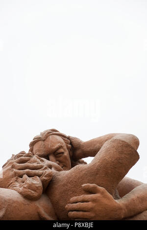 LIMA, PÉROU - 30 décembre 2017 : Détail de la sculpture El Beso (le baiser) dans la région de Parque del amor à Lima, Pérou. La sculpture a été faite par Victor Delfin en 1993. Banque D'Images
