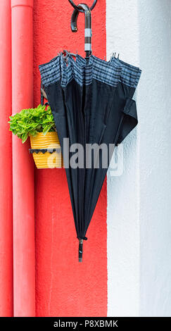 Parasols rouge et noir Burano Italie Banque D'Images