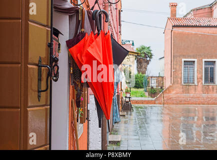 Parasols rouge et noir Burano Italie Banque D'Images