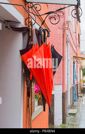 Parasols rouge et noir Burano Italie Banque D'Images