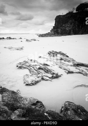 Deadmans Beach sunrise vue vers la plage de Frenchmans sur Stradbroke Island, Queensland, Australie en noir et blanc Banque D'Images