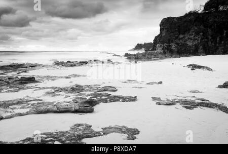 Deadmans Beach sunrise vue vers la plage de Frenchmans sur Stradbroke Island, Queensland, Australie en noir et blanc Banque D'Images