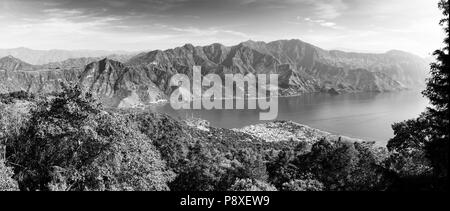 Panorama du lac Atitlan avec ses montagnes volcaniques en noir et blanc Banque D'Images