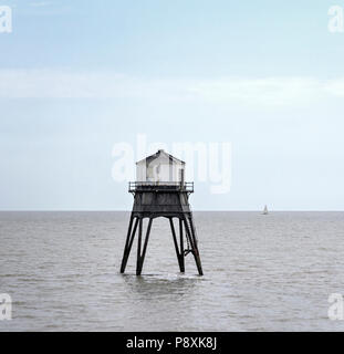 Essex Dovercourt phares haute et basse également connu sous le nom de feux d'construit par la Maison de la Trinité à l'époque victorienne pour guider les navires autour de Landguard Point Banque D'Images