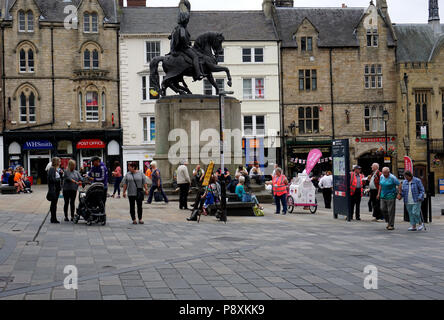 La ville de Durham Angleterre Market Place en été plein de touristes près de la statue du Marquis de Londonderry Banque D'Images