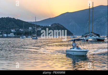 Yachts amarrés dans le port de Vathy au coucher du soleil. Sur l'île d'Ithaque, Mer Ionienne, Grèce Banque D'Images