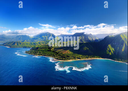 Belle vue aérienne spectaculaire de la côte de Na Pali, Kauai, Hawaii Banque D'Images