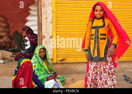 Colourfull habillé Gujarati les femmes. Le Gujarat est un paradis pour les amoureux du textile et de la mode freaks Banque D'Images